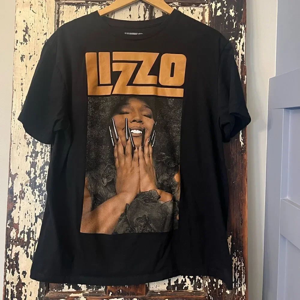 Lizzo photo Graphic crewneck T-shirt size Large.
